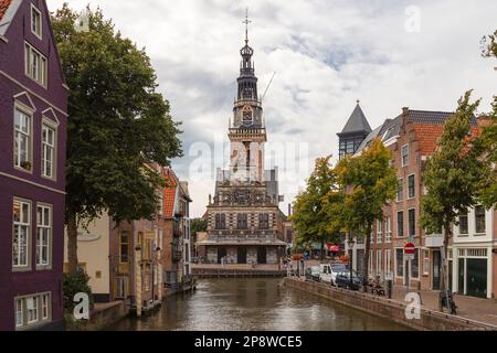 Paysage urbain avec le Waag (bâtiment pesant) sur le canal ​​the dans le centre de la ville d'Alkmaar. Banque D'Images