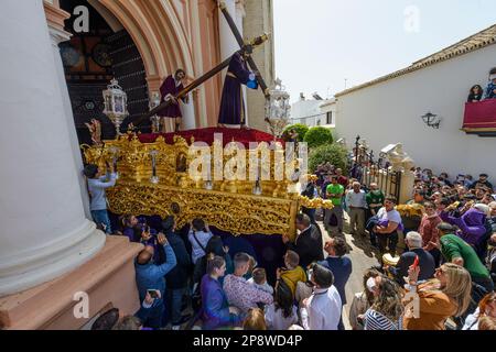 Arahal. Séville. Espagne. 15th avril 2022. Procession du Jésus Nazareno de la fraternité de Jésus Nazareno; d'Arahal (Séville), pendant le Goo Banque D'Images