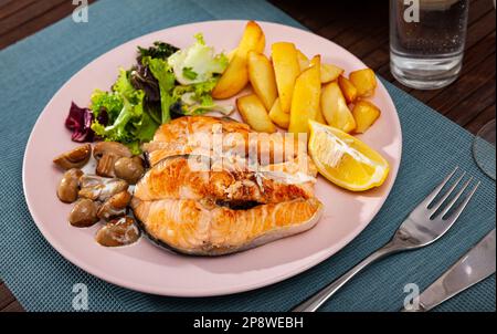 Délicieux steak de saumon aux champignons et aux pommes de terre Banque D'Images