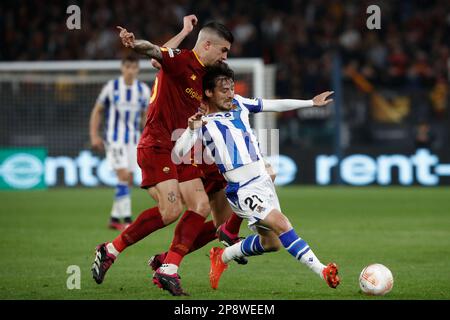 Rome, Italie. 09th mars 2023. David Silva, à droite, de Real Sociedad, est défié par Gianluca Mancini, d'AS Roma, lors de la Ligue Europa de l'UEFA ronde de 16 match de football de première jambe entre Roma et Real Sociedad au stade olympique de RomeÕs, 09 mars 2023. Crédit: Riccardo de Luca - mise à jour des images/Alamy Live News Banque D'Images