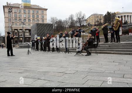 KIEV, UKRAINE - 09 MARS 2023 - l'Orchestre symphonique classique de Kiev sous la direction du chef d'orchestre et Herman Makarenko se produit lors de l'événement artistique "concert pour la paix" à Maidan Nezalezhnosti, Kiev, capitale de l'Ukraine. Banque D'Images