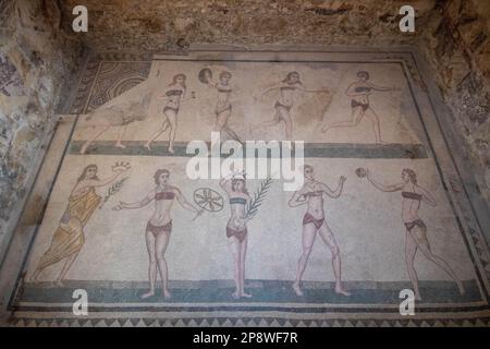 A Piazza Armerina, Italie , le 08-04-23, mosaïque représentant dix filles engagées dans le sport et portant des vêtements de sport ressemblant à des bikinis dans la Villa ro Banque D'Images