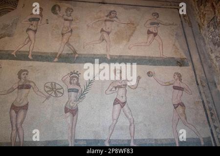 A Piazza Armerina, Italie , le 08-04-23, mosaïque représentant dix filles engagées dans le sport et portant des vêtements de sport ressemblant à des bikinis dans la Villa ro Banque D'Images