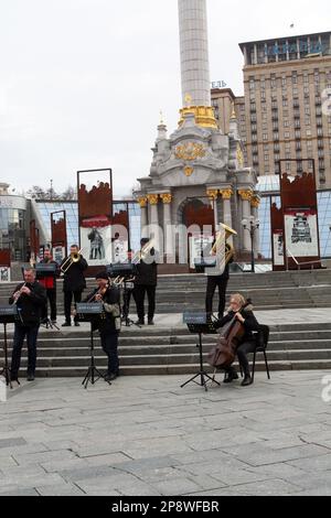 KIEV, UKRAINE - 09 MARS 2023 - l'Orchestre symphonique classique de Kiev se produit lors du concert pour la paix à Maidan Nezalezhnosti, à Kiev, capitale de l'Ukraine. Banque D'Images