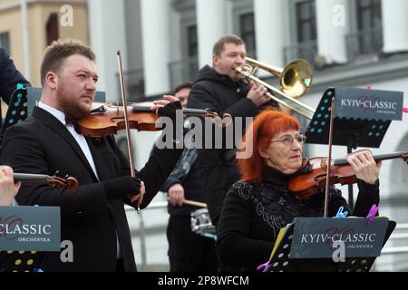 KIEV, UKRAINE - 09 MARS 2023 - l'Orchestre symphonique classique de Kiev se produit lors du concert pour la paix à Maidan Nezalezhnosti, à Kiev, capitale de l'Ukraine. Banque D'Images