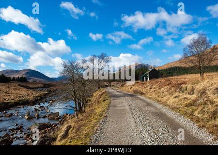 Clashgour Hut sur le domaine Clashgour. La cabane est utilisée par les randonneurs et les grimpeurs et est gérée par le CLUB D'ALPINISME DE L'UNIVERSITÉ DE GLASGOW, Argyll & Bute Banque D'Images