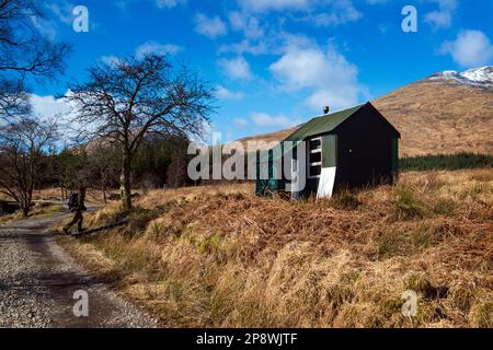 Clashgour Hut sur le domaine Clashgour. La cabane est utilisée par les randonneurs et les grimpeurs et est gérée par le CLUB D'ALPINISME DE L'UNIVERSITÉ DE GLASGOW, Argyll & Bute Banque D'Images