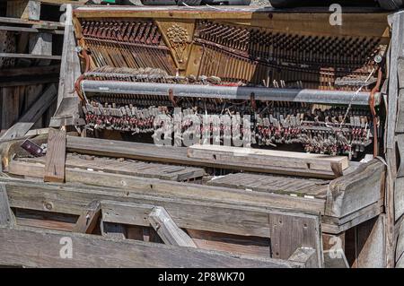 vue de face d'un vieux piano acoustique en panne Banque D'Images