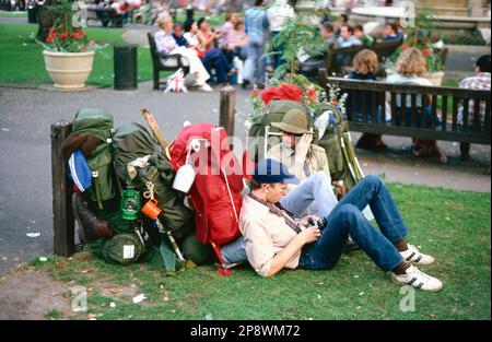 Royaume-Uni, Londres, 1977. Un groupe de jeunes routards dans un parc de Londres. Banque D'Images