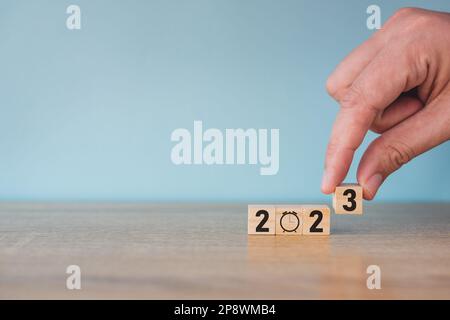 2023 ans, écran d'impression de tableau cible sur cube en bois pour la mise en place de l'objectif d'affaires de la nouvelle année et le concept d'objectif. Banque D'Images