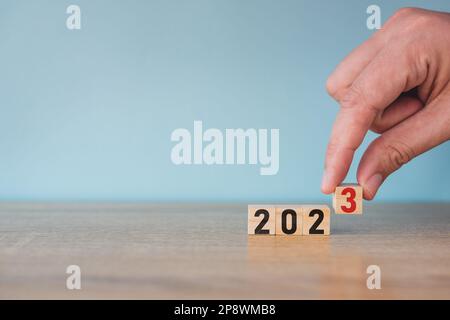 2023 ans, écran d'impression de tableau cible sur cube en bois pour la mise en place de l'objectif d'affaires de la nouvelle année et le concept d'objectif. Banque D'Images