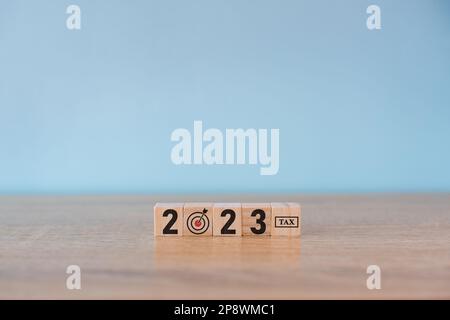 2023 ans, écran d'impression de tableau cible sur cube en bois pour la mise en place de l'objectif d'affaires de la nouvelle année et le concept d'objectif. Banque D'Images