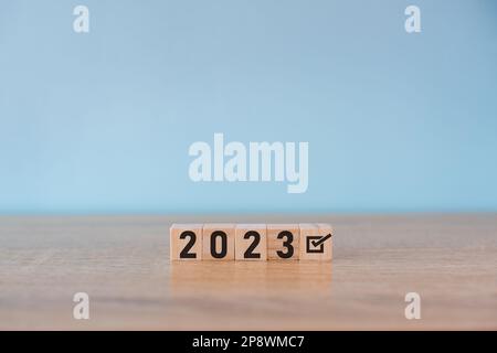 2023 ans, écran d'impression de tableau cible sur cube en bois pour la mise en place de l'objectif d'affaires de la nouvelle année et le concept d'objectif. Banque D'Images