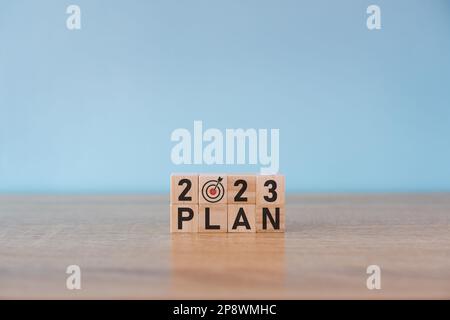 2023 ans, écran d'impression de tableau cible sur cube en bois pour la mise en place de l'objectif d'affaires de la nouvelle année et le concept d'objectif. Banque D'Images