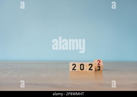 2023 ans, écran d'impression de tableau cible sur cube en bois pour la mise en place de l'objectif d'affaires de la nouvelle année et le concept d'objectif. Banque D'Images