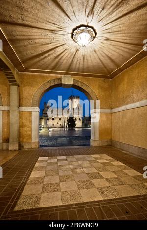 Place des Échecs à Marostica : le château inférieur de Scaliger et la voûte du Palazzo del Doglione. Province de Vicenza, Vénétie, Italie Banque D'Images