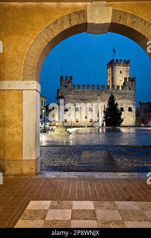 Place des Échecs à Marostica : le château inférieur de Scaliger et la voûte du Palazzo del Doglione. Province de Vicenza, Vénétie, Italie Banque D'Images