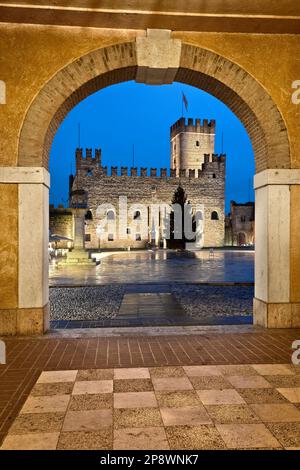 Place des Échecs à Marostica : le château inférieur de Scaliger et la voûte du Palazzo del Doglione. Province de Vicenza, Vénétie, Italie Banque D'Images