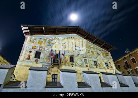 La façade ornée de fresques du palais de la magnifique Communauté de Fiemme di Cavalese. Vallée de Fiemme, Trentin, Italie. Banque D'Images