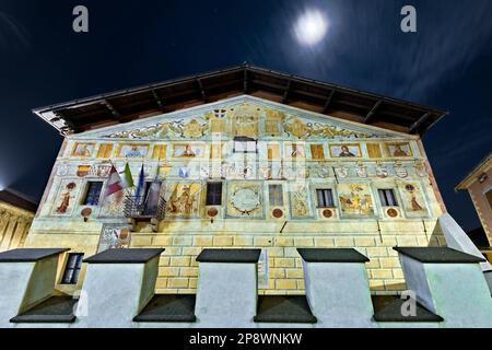 La façade ornée de fresques du palais de la magnifique Communauté de Fiemme di Cavalese. Vallée de Fiemme, Trentin, Italie. Banque D'Images