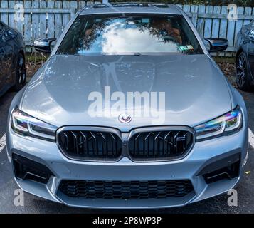 Une nouvelle berline BMW argentée à vendre dans une concession de Sewickley, Pennsylvanie, États-Unis Banque D'Images