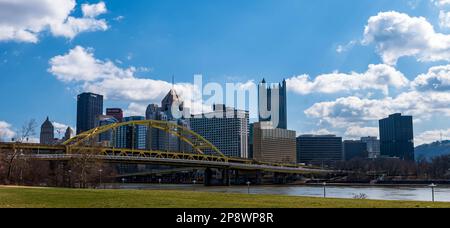 Centre-ville de Pittsburgh, Pennsylvanie, États-Unis, vue depuis la rive nord surplombant la rivière Allegheny par une belle journée d'hiver Banque D'Images