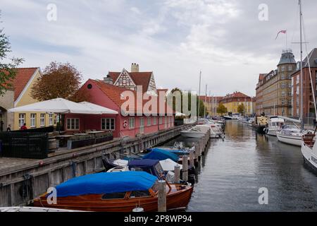 Vue de dessus un groupe de petits bateaux accoste sur le canal à Copenhague, Danemark en automne. Banque D'Images