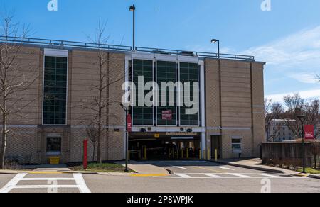 Une entrée au garage de stationnement de l'East Campus sur le campus de l'université Carnegie Mellon à Pittsburgh, Pennsylvanie, États-Unis Banque D'Images