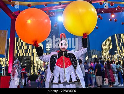 Doha, Qatar. 09th mars 2023. Les artistes produisent des spectacles d'art de rue dans le cadre de la parade de Lusail de la DARB, qui a lieu pendant trois jours, au Lusail Boulevard, dans la ville de Lusail Doha, au Qatar, le 09 mars 2023. (Photo de Noushad Thekkayil/NurPhoto) Credit: NurPhoto SRL/Alay Live News Banque D'Images