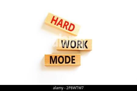 Symbole du mode travail dur. Mots-clés mode de travail dur sur bloc de bois sur un beau tableau blanc fond blanc. Concept de mode Business et Hard Work. Banque D'Images