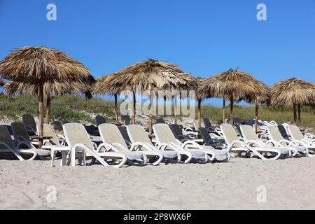 Plage avec parasols en osier et chaises longues. Complexe tropical avec sable blanc Banque D'Images