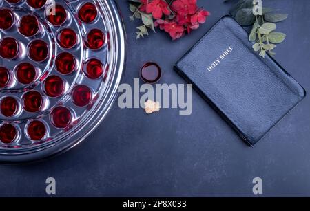 Prendre le concept de communion - le vin et les symboles du pain de Jésus Christ sang et corps avec la Sainte Bible. Pâque de Pâques et dîner du Seigneur concept. Banque D'Images