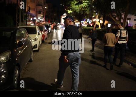 Tel Aviv, Israël. 09th mars 2023. Un policier israélien inspecte les lieux après une fusillade près d'un café de la rue Dizengoff. Au moins trois civils israéliens ont été blessés par balle. Crédit : Ilia Yefimovich/dpa/Alay Live News Banque D'Images