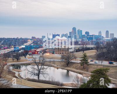 Missouri, 24 2023 FÉVRIER - vue imprenable sur le paysage urbain de Kansas City depuis Penn Valley Park Banque D'Images