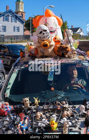 10 10 2022, Portsmouth, Maine, Etats-Unis: Un homme assis dans sa voiture décorée pour Halloween Banque D'Images