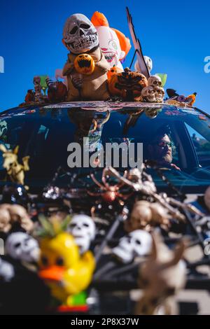 10 10 2022, Portsmouth, Maine, Etats-Unis: Un homme assis dans sa voiture décorée pour Halloween Banque D'Images