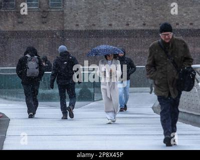 © Jeff Moore les navetteurs sur la passerelle du millénaire de Londres font leur chemin pour travailler ce matin dans des conditions enneigées . Banque D'Images