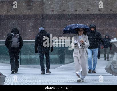 © Jeff Moore les navetteurs sur la passerelle du millénaire de Londres font leur chemin pour travailler ce matin dans des conditions enneigées . Banque D'Images