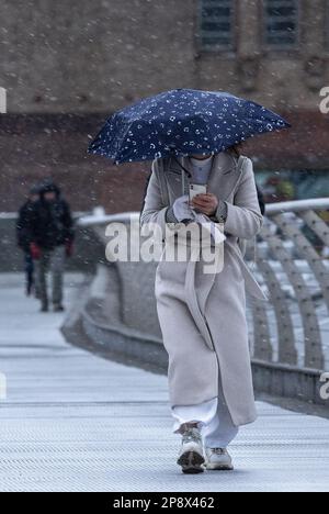 © Jeff Moore les navetteurs sur la passerelle du millénaire de Londres font leur chemin pour travailler ce matin dans des conditions enneigées . Banque D'Images