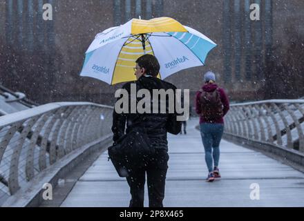 © Jeff Moore les navetteurs sur la passerelle du millénaire de Londres font leur chemin pour travailler ce matin dans des conditions enneigées . Banque D'Images