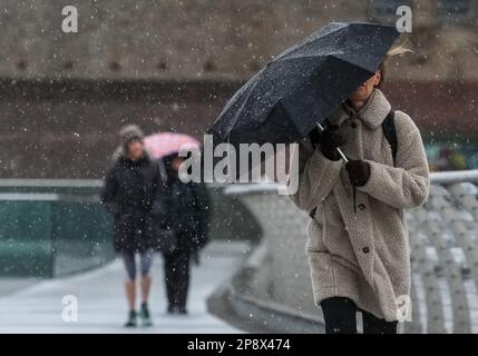 © Jeff Moore les navetteurs sur la passerelle du millénaire de Londres font leur chemin pour travailler ce matin dans des conditions enneigées . Banque D'Images