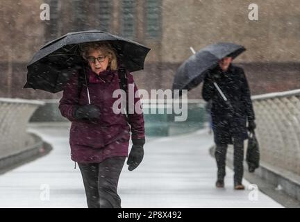 © Jeff Moore les navetteurs sur la passerelle du millénaire de Londres font leur chemin pour travailler ce matin dans des conditions enneigées . Banque D'Images