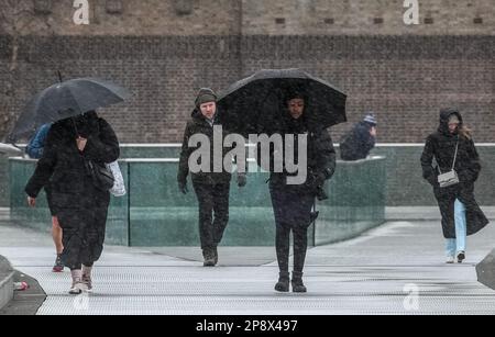 © Jeff Moore les navetteurs sur la passerelle du millénaire de Londres font leur chemin pour travailler ce matin dans des conditions enneigées . Banque D'Images