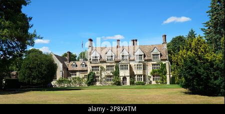 LODE, CAMBRIDGESHIRE, ANGLETERRE - 08 JUILLET 2022 : Abbaye d'Anglesey et jardins par une journée ensoleillée. Banque D'Images