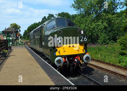 HOLT, NORFOLK, ANGLETERRE - le 14 JUILLET 2022 : moteur diesel électrique anglais de type 3 d'époque BR classe 37 à la station holt. Banque D'Images