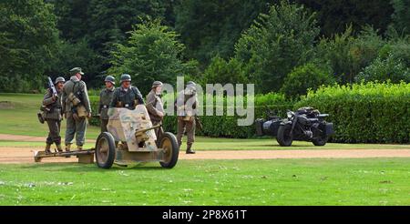 SILSOE, BEDFORDSHIRE, ANGLETERRE - 14 AOÛT 2021: Guerre mondiale 2 Allemand Pak36 anti - pistolet à chars avec 2 hommes en uniforme allemand. Banque D'Images