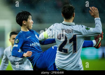 Gand, Belgique, 09 mars 2023. Hyunseok Hong de Gent et Mahmut Tekdemir de Basaksehir se battent pour le ballon lors du match entre l'équipe belge de football KAA Gent et le turc Istanbul Basaksehir FK, la première étape du tour 16 du concours de l'UEFA Europa Conference League, à Gand, le jeudi 09 mars 2023. BELGA PHOTO JASPER JACOBS Banque D'Images