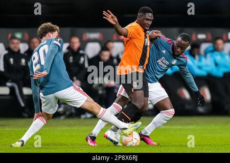 Varsovie - Mats Wieffer de Feyenoord, Lassina Traore de Shakhtar Donetsk, Lutscharel Geertruida de Feyenoord lors du match entre Shakhtar Donetsk et Feyenoord à Stadion Wojska Polskiego le 9 mars 2023 à Varsovie, Pologne. (Box to Box Pictures/Yannick Verhoeven) Banque D'Images