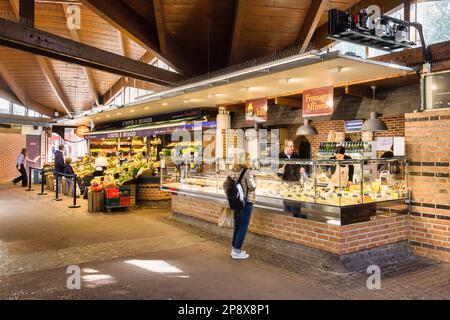 Rouen, France - 01 octobre 2022 : marché à la place du Vieux marché, avec des personnes non identifiées. Rouen est la préfecture du département de se Banque D'Images
