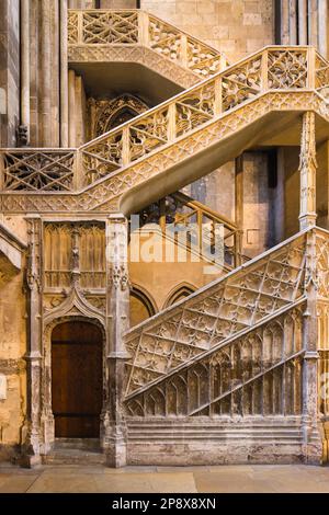 Rouen, France - 01 octobre 2022 : escalier à l'intérieur de la cathédrale de Rouen. C'est une église catholique romaine et la voie de l'Archevêque de Rouen, Primat Banque D'Images
